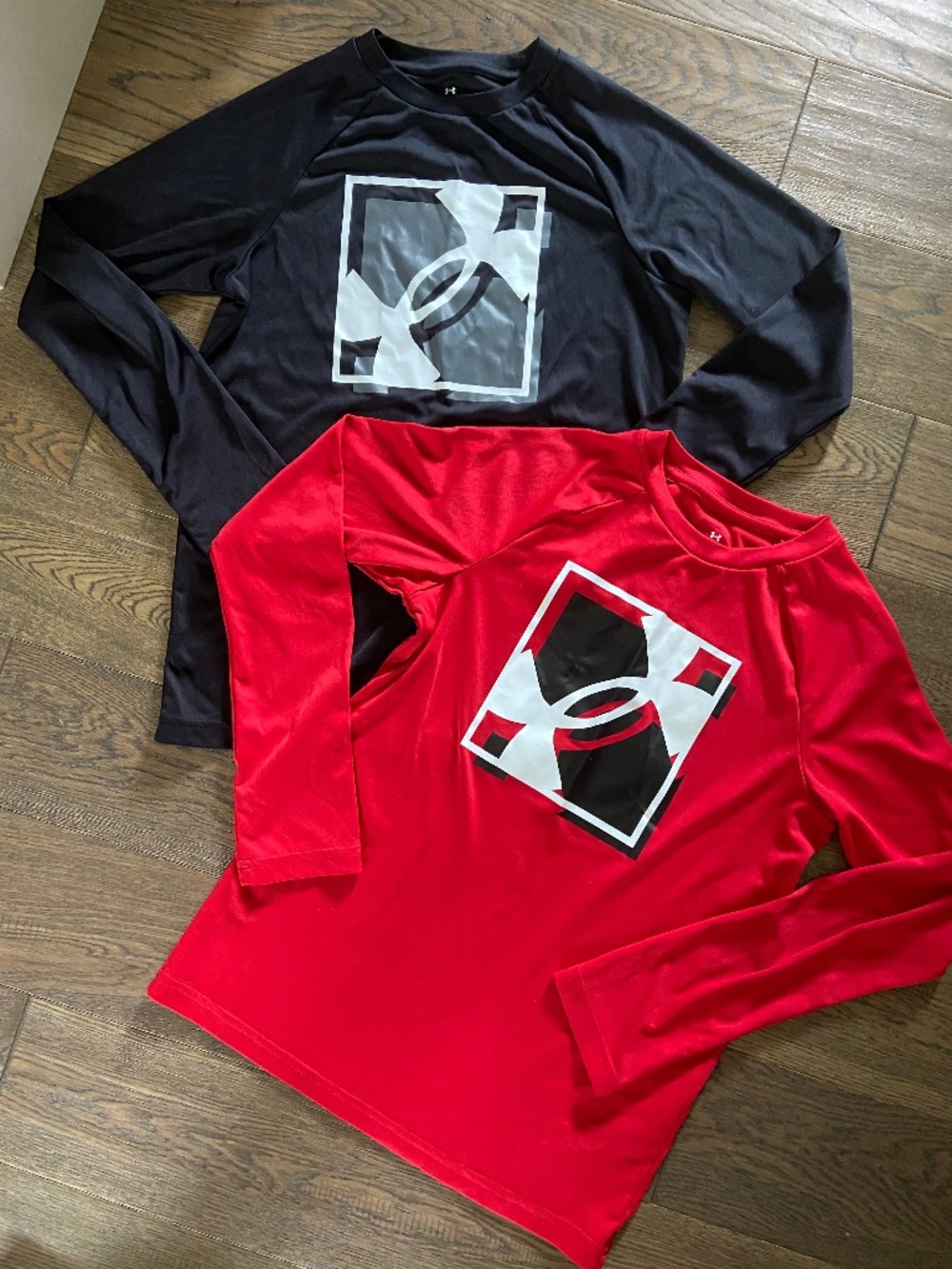 EUC: SET 2 Boys Red & Blk Under Armour Long Sleeve Lightweight Shirts Hockey M
